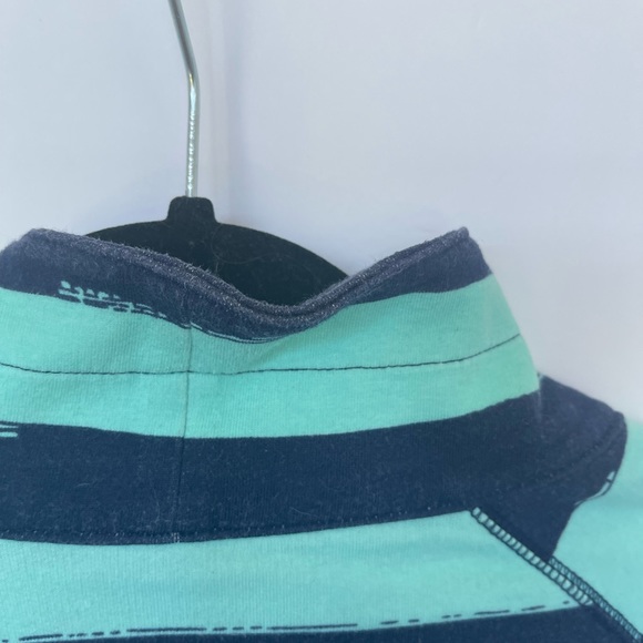 Lilly Pulitzer 3/4 zippered top. Size L. Color Aqua and Navy - Picture 4 of 12